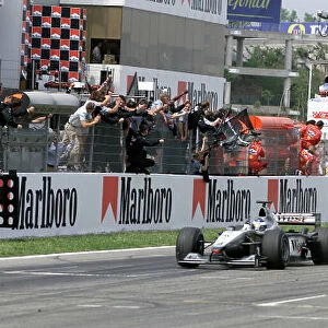 Formula One Spanish Grand Prix Mika Hakkinen celebrates his victory Barcelona, Spain, 07-05-2000 Pic Steve Etherington / LAT Ref: 18 mb Digital. Race