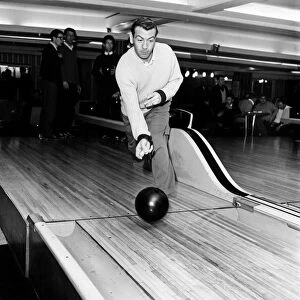 Johnny Haynes and the Fulham squad hit the bowling alley for a spot of team bonding