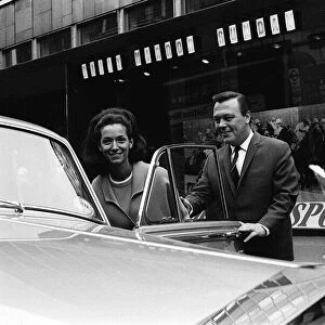 Matt Monro Singer with his wife, and his Rolls Royce, mar 1966 in front of Mirror