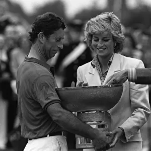 PRINCESS DIANA PRESENTS PRINCE CHARLES WITH A TROPHY AT A POLO MATCH. JULY 1987 (87 / 4518)