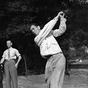 Shoesmith driving from the first tee at Altrincham. August 1945 P006010