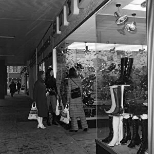 Shoppers outside Gipsy Boutique. 1971