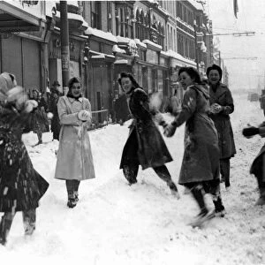 Weather - Cardiff - January 1945 - Young women enjoy a snowball fight in St Mary Street