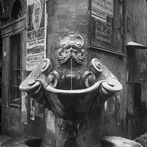 Fountain with masks and vases, work by Buontalenti. Located on the corner of Borgo S.Jacopo and Via dello Sprone in Florence