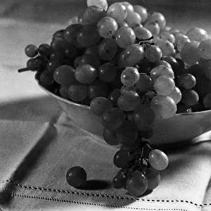 Grapes in the fruit bowl. Postcard sent by the author to Vincenzo Balocchi