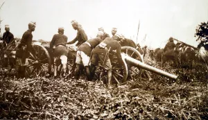 Askaris getting field gun into position, East African campaign (b/w photo) Askaris getting field gun into position, East African campaign (b/w photo)