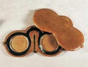 Tortoise Shell Prints: Bow spectacles in tortoise shell with bamboo case, China, 18th century