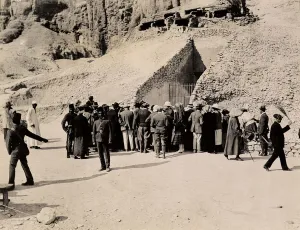 Crowd of interested spectators waiting outside the Tomb of Tutankhamun, Valley of the Kings (gelatin silver print) Crowd of interested spectators waiting outside the Tomb of Tutankhamun, Valley of the Kings (gelatin silver print)