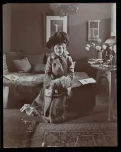 Portrait of Mrs. Elliott or her female relative, 1902 (silver gelatin print) Portrait of Mrs. Elliott or her female relative, 1902 (silver gelatin print)