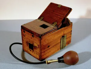 Smith camera with bulb to release shutter, 1898