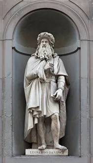 Statue of Leonardo da Vinci (Leonardo da Vinci) (1452-1519), painter, sculptor, architect, philosopher, engineer Statue of Leonardo da Vinci (Leonardo da Vinci) (1452-1519), painter, sculptor, architect, philosopher, engineer