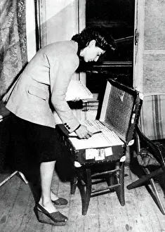Underground press : parisian woman preparing the issues of Leon Rollin's underground newspaper (he was arrested in 1944 and escaped july 1944, he then founded Press Agency)